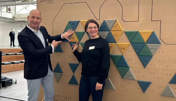 Anne und Christian beim Klimastadtvrtrag